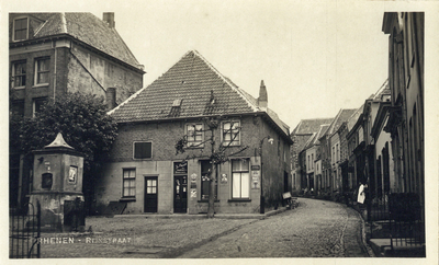 12159 Gezicht in de Rijnstraat te Rhenen, met in het midden de kruidenierswinkel van Jac. Baars.